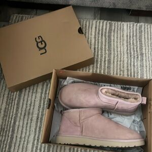UGG Womens Classic Ultra Mini Boots Comfort Warm Flat Pull-On Size 8 never worn